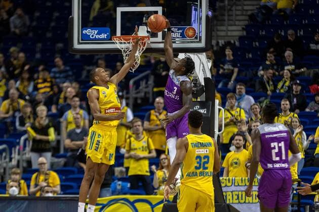Basketball Berlin 24.10.2021 Saison 2021 2022 1. Bundesliga easyCredit-BBL BBL Alba Berlin - BG Göttingen Zack Bryant (Göttingen, No.03) Louis Olinde (Alba Berlin, No.19)