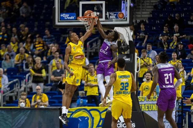 Basketball Berlin 24.10.2021 Saison 2021 2022 1. Bundesliga easyCredit-BBL BBL Alba Berlin - BG Göttingen Zack Bryant (Göttingen, No.03) Louis Olinde (Alba Berlin, No.19)