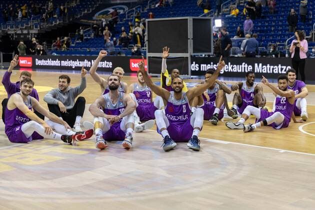 Basketball Berlin 24.10.2021 Saison 2021 2022 1. Bundesliga easyCredit-BBL BBL Alba Berlin - BG Göttingen Jubel Göttingen Akeem Vargas (Göttingen, No.08) Harper Kamp (Göttingen, No.18) und andere