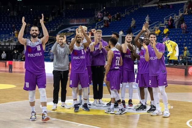 Basketball Berlin 24.10.2021 Saison 2021 2022 1. Bundesliga easyCredit-BBL BBL Alba Berlin - BG Göttingen Jubel Göttingen Harper Kamp (Göttingen, No.18) Akeem Vargas (Göttingen, No.08) Stephen Brown Jr. (Göttingen, No.22) und andere