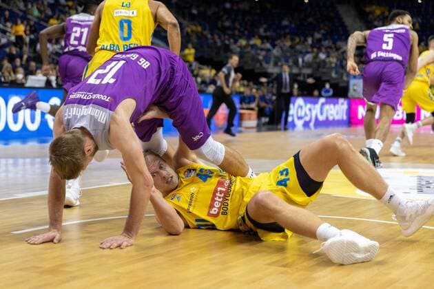 Basketball Berlin 24.10.2021 Saison 2021 2022 1. Bundesliga easyCredit-BBL BBL Alba Berlin - BG Göttingen Luke Sikma (Alba Berlin, No.43) am Boden Mathis Mönninghoff (Göttingen, No.17)