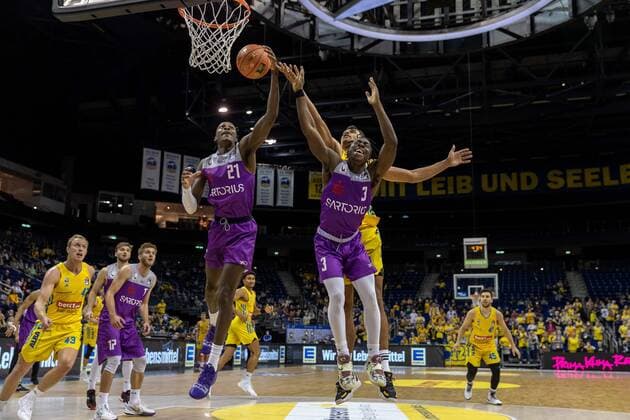 Basketball Berlin 24.10.2021 Saison 2021 2022 1. Bundesliga easyCredit-BBL BBL Alba Berlin - BG Göttingen James Dickey III (Göttingen, No.21) Zack Bryant (Göttingen, No.03) Oscar Da Silva (Alba Berlin, No.01) hi.