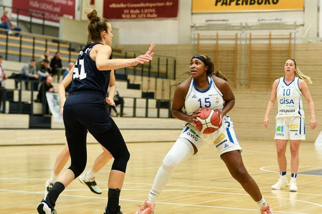 Halle, Deutschland 24. Oktober 2021: 1.BBL - Damen - 2021 2022 - Gisa Lions SV Halle vs. Capitol Bascats Duesseldorf v. li. im Zweikampf Britta Worms (Duesseldorf) und Kourtni Perry (Halle) SWH.arena Sachsen Anhalt Copyright: xFotostandx xxBallaschx