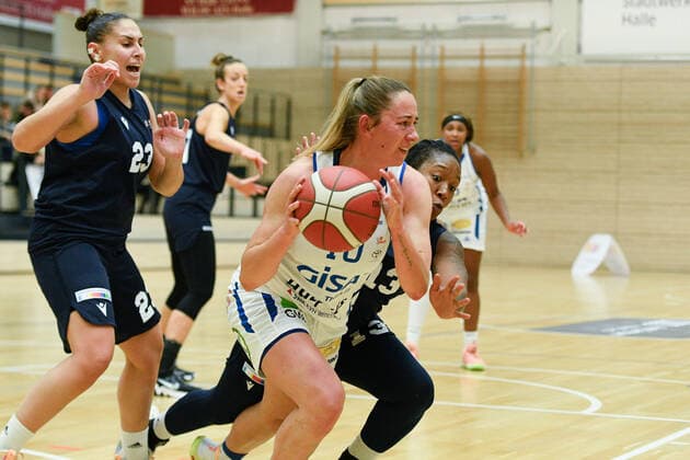 Halle, Deutschland 24. Oktober 2021: 1.BBL - Damen - 2021 2022 - Gisa Lions SV Halle vs. Capitol Bascats Duesseldorf v. li. im Zweikampf Evgenia Kollatou (Duesseldorf), Barbora Kasparkova (Halle) und Marquita Waller (Duesseldorf) SWH.arena Sachsen Anhalt Copyright: xFotostandx xxBallaschx