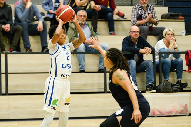 Halle, Deutschland 24. Oktober 2021: 1.BBL - Damen - 2021 2022 - Gisa Lions SV Halle vs. Capitol Bascats Duesseldorf v. li. im Zweikampf Deeshyra Asdhanti Thomas (Halle) und Marquita Waller (Duesseldorf) SWH.arena Sachsen Anhalt Copyright: xFotostandx xxBallaschx