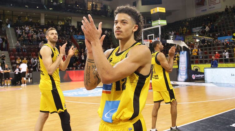 Ludwigsburg , Basketball easycredit BBL Bundesliga . MHP Riesen Ludwigsburg vs. Telekom Baskets Bonn , Jonah Radebaugh ( Riesen )