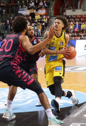 Ludwigsburg , Basketball easycredit BBL Bundesliga . MHP Riesen Ludwigsburg vs. Telekom Baskets Bonn , Jonah Radebaugh ( Riesen )
