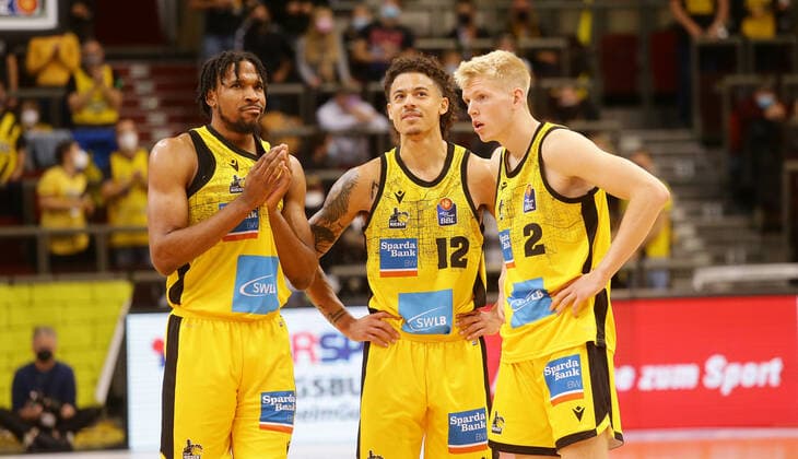 Ludwigsburg , Basketball easycredit BBL Bundesliga . MHP Riesen Ludwigsburg vs. Telekom Baskets Bonn , von links: Justin Simon Jonah Radebaugh Jacob Patrick( Riesen )