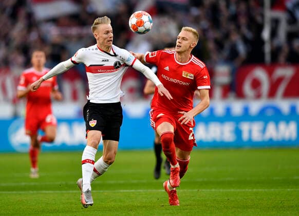 Bilder des Jahres 2021, Sport 10 Oktober Sport Themen der Woche KW42 Sport Bilder des Tages Zweikampf, Aktion Timo Baumgartl 1. FC Union Berlin FCU gegen Chris Führich VfB Stuttgart ( 22) VfB Stuttgart vs 1. FC Union Berlin FCU 24.10.2021 DFL DFB REGULATIONS PROHIBIT ANY USE OF PHOTOGRAPHS AS IMAGE SEQUENCES AND OR QUASI-VIDEO VfB Stuttgart vs 1. FC Union Berlin FCU *** Duel, action Timo Baumgartl 1 FC Union Berlin FCU vs Chris Führich VfB Stuttgart 22 VfB Stuttgart vs 1 FC Union Berlin FCU 24 10 2021 DFL DFB REGULATES PROHIBIT ANY USE OF PHOTOGRAPHS AS IMAGE SEQUENCES AND OR QUASI VIDEO VfB Stuttgart vs 1 FC Union Berlin FCU