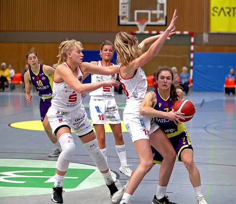 GSD zje123 Basketball Bundesliga Frauen Medical Instinct Veilchen BG74 - GiroLive-Panthers Osnabrück Göttingens Jennifer Crowder (am Ball) gegen Osnabrücks Merit Brennecke