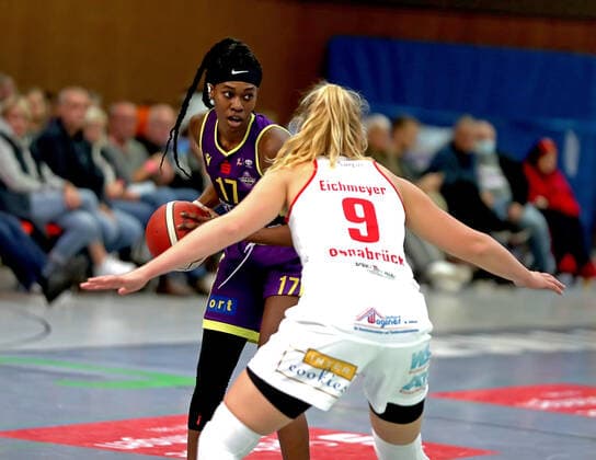 GSD zje123 Basketball Bundesliga Frauen Medical Instinct Veilchen BG74 - GiroLive-Panthers Osnabrück Göttingens Morgan Pullins (am Ball) gegen Osnabrücks Emma Eichmeyer