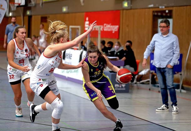 GSD zje123 Basketball Bundesliga Frauen Medical Instinct Veilchen BG74 - GiroLive-Panthers Osnabrück Göttingens Katharine Tudor (am Ball) gegen Osnabrücks Emma Eichmeyer