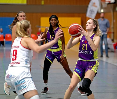 GSD zje123 Basketball Bundesliga Frauen Medical Instinct Veilchen BG74 - GiroLive-Panthers Osnabrück Göttingens Kristyna Brabencova (am Ball) gegen Osnabrücks Emma Eichmeyer