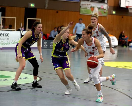 GSD zje123 Basketball Bundesliga Frauen Medical Instinct Veilchen BG74 - GiroLive-Panthers Osnabrück Osnabrücks Eva Rupnik (am Ball) gegen Göttingens Meike Oevermann
