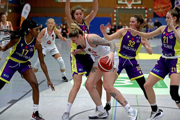 GSD zje123 Basketball Bundesliga Frauen Medical Instinct Veilchen BG74 - GiroLive-Panthers Osnabrück Osnabrücks Samantha Fuehring (am Ball) gegen Göttingens Kristyna Brabencova (rechts) und Katharine Tudor. Links außen Göttingens Morgan Pullins und Vasiliki Karambasta