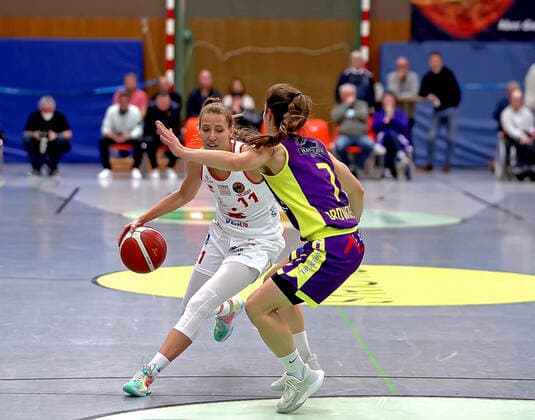 GSD zje123 Basketball Bundesliga Frauen Medical Instinct Veilchen BG74 - GiroLive-Panthers Osnabrück Osnabrücks Eva Rupnik (am Ball) gegen Göttingens Jennifer Crowder