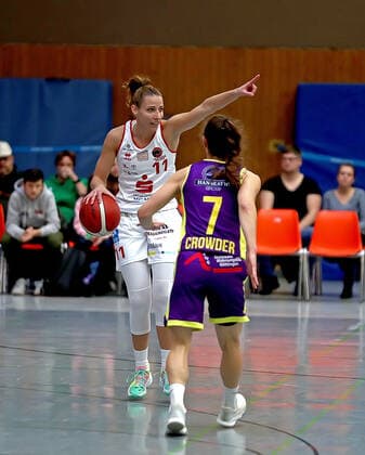 GSD zje123 Basketball Bundesliga Frauen Medical Instinct Veilchen BG74 - GiroLive-Panthers Osnabrück Osnabrücks Eva Rupnik (am Ball) gegen Göttingens Jennifer Crowder