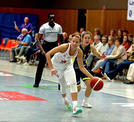 GSD zje123 Basketball Bundesliga Frauen Medical Instinct Veilchen BG74 - GiroLive-Panthers Osnabrück Osnabrücks Eva Rupnik (am Ball) gegen Göttingens Jennifer Crowder
