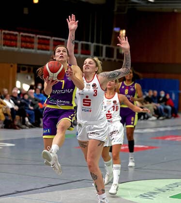 GSD zje123 Basketball Bundesliga Frauen Medical Instinct Veilchen BG74 - GiroLive-Panthers Osnabrück Göttingens Jennifer Crowder (am Ball) gegen Osnabrücks Samantha Fuehring