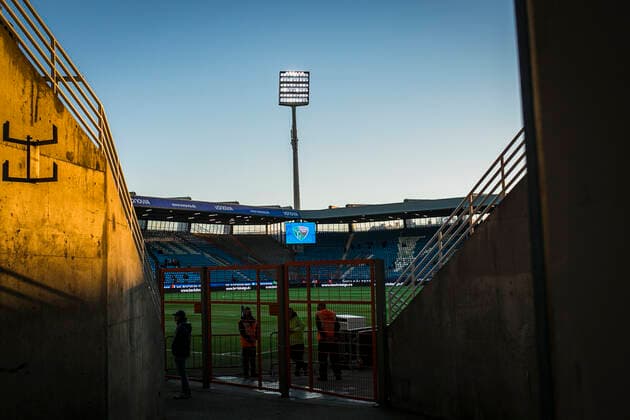 GER, 1.FBL, 9. Spieltag, VfL Bochum vs Eintracht Frankfurt 24.10.2021, Vonovia Ruhrstadion, Bochum, GER, 1.FBL, 9. Spieltag, VfL Bochum vs Eintracht Frankfurt im Bild Feature Abendstimmung Flutlichtmast des Vonovia Ruhrstadions, *** GER, 1 FBL, Matchday 9, VfL Bochum vs Eintracht Frankfurt 24 10 2021, Vonovia Ruhrstadion, Bochum, GER, 1 FBL, Matchday 9, VfL Bochum vs Eintracht Frankfurt in picture feature evening atmosphere floodlight mast of Vonovia Ruhrstadion, nordphotoxGmbHx xRauch nph00251