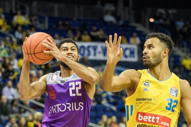 v.l. Stephen Brown Jr. - BG Goettingen, Johannes Thiemann - ALBA, 24.10.2021, BBL, Alba Berlin vs - BG Goettingen, in der Mercedes Benz Arena, GER, Berlin, 24.10.21, BBL, Alba vs - BG Goettingen, Berlin Copyright: xUwexKoch Eibner-Pressefotox EP_UKH