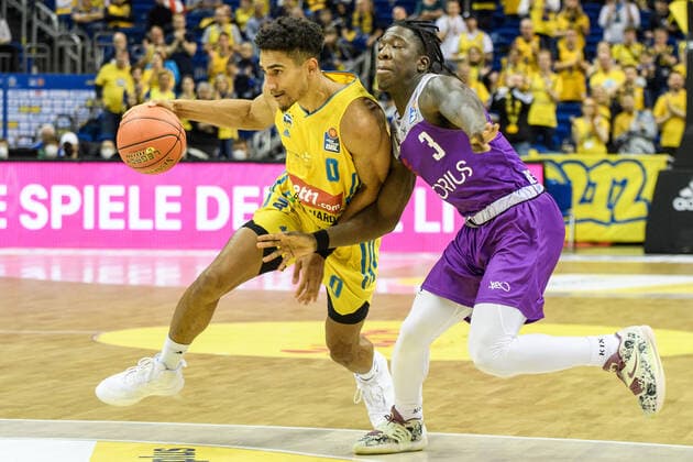 v.l. Maodo Lo, Zack Bryant - BG Goettingen, 24.10.2021, BBL, Alba Berlin vs - BG Goettingen, in der Mercedes Benz Arena, GER, Berlin, 24.10.21, BBL, Alba vs - BG Goettingen, Berlin Copyright: xUwexKoch Eibner-Pressefotox EP_UKH