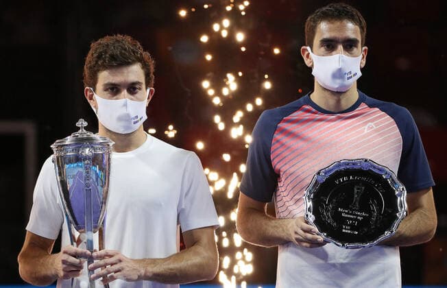 MOSCOW, RUSSIA - OCTOBER 24, 2021: Russia s Aslan Karatsev (L), the first prize winner of the VTB Kremlin Cup 2021 international tennis tournament, poses with runner-up Croatia s Marin Cilic during the victory ceremony at the Irina Viner-Usmanova Gymnastics Palace. Mikhail Tereshchenko TASS  TS1158A8
