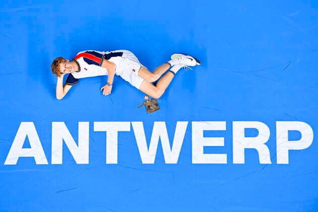 Sport Bilder des Tages Italian Jannik Sinner poses for the photographer after winning a tennis match between Italian Sinner and Argentinian Schwartzman, the finals of the singles at the European Open Tennis ATP, Tennis Herren tournament, in Antwerp, Sunday 24 October 2021. LAURIExDIEFFEMBACQ  x3123477x