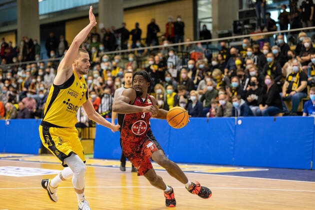 Daniel Keppeler (Tigers Tuebingen, 31) Quentin Goodin (Bayer Giants Leverkusen, 03)¨¨¨Tigers Tübingen vs. Bayer Giants Leverkusen, 2. Basketball, Bundesliga, Pro A, Barmer 2 Basketball, Spieltag 6, Spielzeit 2021 2022, 24.10.2021, ¨¨ Tigers Tübingen - Bayer Giants Leverkusen, Basketball, 2. Bundesliga, Barmer 2 Basketball, Spieltag 6, Spielzeit 2020 2021, 24.10.2021 Rottenburg am Neckar Copyright: xNinaxSander xEibnerxPressefotoxIx EP_NSR