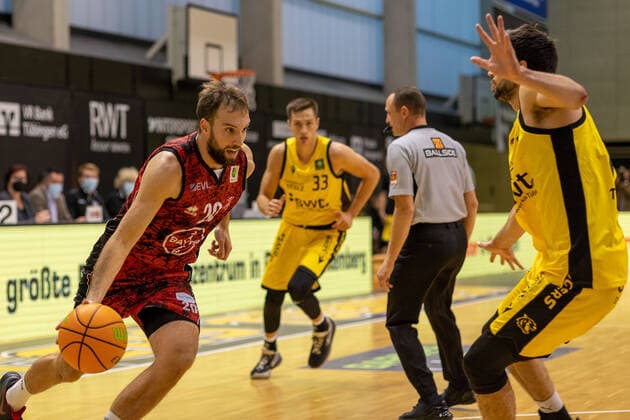 JJ Mann (Bayer Giants Leverkusen, 20) Mateo Seric (Tigers Tuebingen, 17) ¨¨¨Tigers Tübingen vs. Bayer Giants Leverkusen, 2. Basketball, Bundesliga, Pro A, Barmer 2 Basketball, Spieltag 6, Spielzeit 2021 2022, 24.10.2021, ¨¨ Tigers Tübingen - Bayer Giants Leverkusen, Basketball, 2. Bundesliga, Barmer 2 Basketball, Spieltag 6, Spielzeit 2020 2021, 24.10.2021 Rottenburg am Neckar Copyright: xNinaxSander xEibnerxPressefotoxIx EP_NSR