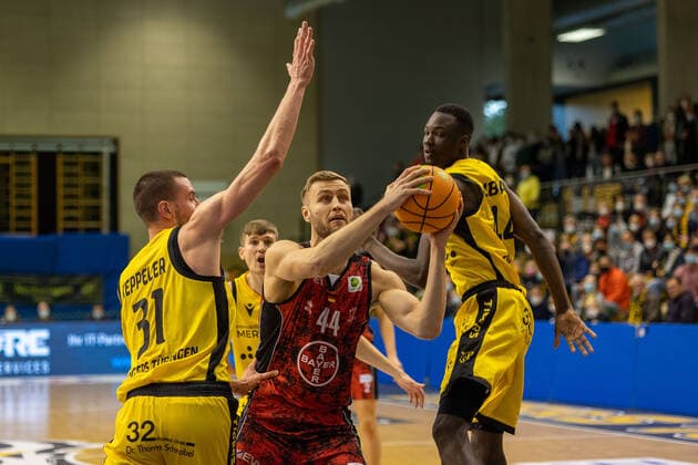 Daniel Keppeler (Tigers Tuebingen, 31) Marko Bacak (Bayer Giants Leverkusen, 44) Bakary Diba (Tigers Tuebingen, 44)¨¨¨Tigers Tübingen vs. Bayer Giants Leverkusen, 2. Basketball, Bundesliga, Pro A, Barmer 2 Basketball, Spieltag 6, Spielzeit 2021 2022, 24.10.2021, ¨¨ Tigers Tübingen - Bayer Giants Leverkusen, Basketball, 2. Bundesliga, Barmer 2 Basketball, Spieltag 6, Spielzeit 2020 2021, 24.10.2021 Rottenburg am Neckar Copyright: xNinaxSander xEibnerxPressefotoxIx EP_NSR