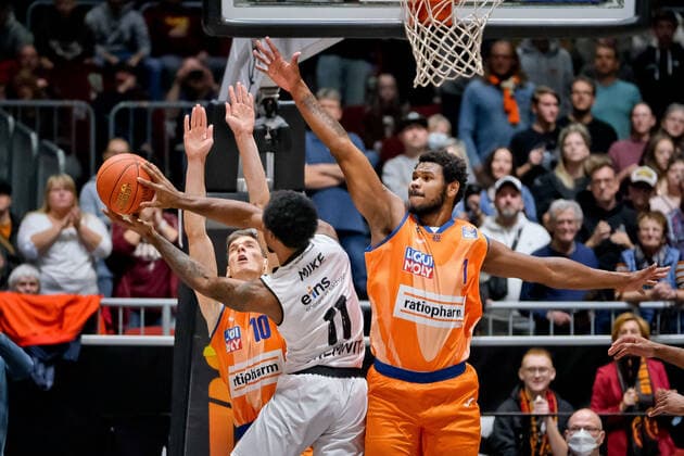 Niners Chemnitz vs. Ratiopharm Ulm, Basketball, Bundesliga, BBL, easycredit BBL, Spieltag 5, Spielzeit 2021 2022, 24.10.2021, Niners Chemnitz vs. Ratiopharm Ulm, Basketball, Bundesliga, BBL, easycredit BBL, Spieltag 5, Spielzeit 2021 2022, 24.10.2021, Foto: EIBNER Thorsten Ochs Chemnitz Copyright: xEibner-Pressefoto ThorstenxOchsx EP_TOS