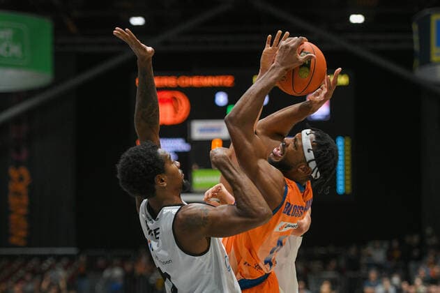 Isiaha Mike (Niners Chemnitz) li., Jaron Blossomgame (Ratiopharm Ulm) Mindaugas Susinskas (Niners Chemnitz) re., Niners Chemnitz vs. Ratiopharm Ulm, 24.10.2021, easycredit Basketball Bundesliga, GER, Saison 2021 2022 Niners Chemnitz vs. Ratiopharm Ulm, 24.10.2021, easycredit Basketball Bundesliga, GER, Saison 2021 2022 Chemnitz Copyright: xBertxHarzer xEibner-xPressefotox