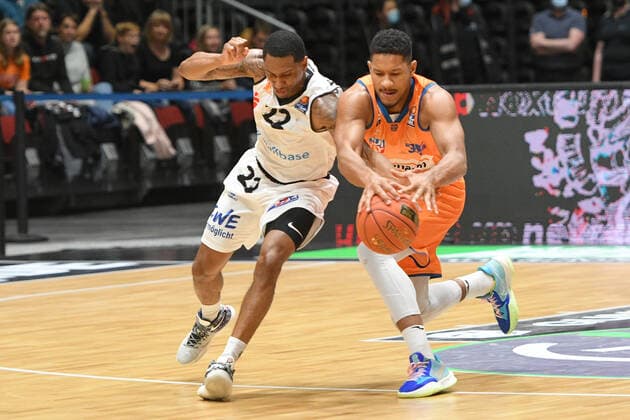 Karim Jallow (Ratiopharm Ulm) re. und Gerald Robinson (Niners Chemnitz) li., Niners Chemnitz vs. Ratiopharm Ulm, 24.10.2021, easycredit Basketball Bundesliga, GER, Saison 2021 2022 Niners Chemnitz vs. Ratiopharm Ulm, 24.10.2021, easycredit Basketball Bundesliga, GER, Saison 2021 2022 Chemnitz Copyright: xBertxHarzer xEibner-xPressefotox