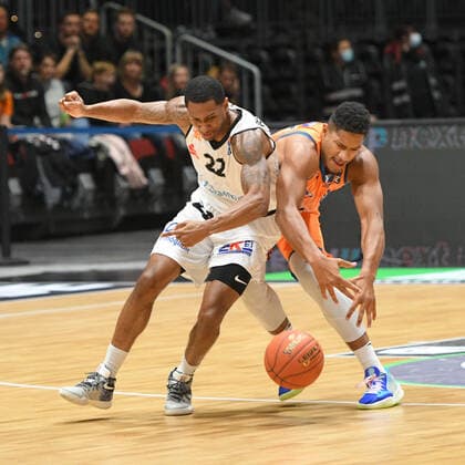 Karim Jallow (Ratiopharm Ulm) re. und Gerald Robinson (Niners Chemnitz) li., Niners Chemnitz vs. Ratiopharm Ulm, 24.10.2021, easycredit Basketball Bundesliga, GER, Saison 2021 2022 Niners Chemnitz vs. Ratiopharm Ulm, 24.10.2021, easycredit Basketball Bundesliga, GER, Saison 2021 2022 Chemnitz Copyright: xBertxHarzer xEibner-xPressefotox