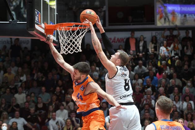 Jan Niklas Wimberg (Niners Chemnitz) re. und Fedor Zugic (Ratiopharm Ulm) re., Niners Chemnitz vs. Ratiopharm Ulm, 24.10.2021, easycredit Basketball Bundesliga, GER, Saison 2021 2022 Niners Chemnitz vs. Ratiopharm Ulm, 24.10.2021, easycredit Basketball Bundesliga, GER, Saison 2021 2022 Chemnitz Copyright: xBertxHarzer xEibner-xPressefotox