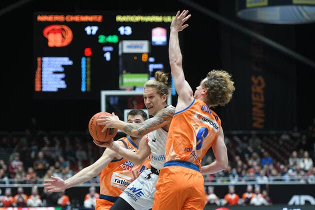Malte Ziegenhagen (Niners Chemnitz) am Ball, Per Guenther (Ratiopharm Ulm) re. und Fedor Zugic (Ratiopharm Ulm) li., Niners Chemnitz vs. Ratiopharm Ulm, 24.10.2021, easycredit Basketball Bundesliga, GER, Saison 2021 2022 Niners Chemnitz vs. Ratiopharm Ulm, 24.10.2021, easycredit Basketball Bundesliga, GER, Saison 2021 2022 Chemnitz Copyright: xBertxHarzer xEibner-xPressefotox