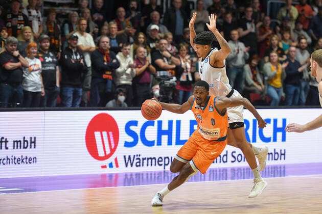 Zweikampf zwischen Semaj Christon (Ratiopharm Ulm) vorn und Nelson Weidemann (Niners Chemnitz) hinten, Niners Chemnitz vs. Ratiopharm Ulm, 24.10.2021, easycredit Basketball Bundesliga, GER, Saison 2021 2022 Niners Chemnitz vs. Ratiopharm Ulm, 24.10.2021, easycredit Basketball Bundesliga, GER, Saison 2021 2022 Chemnitz Copyright: xBertxHarzer xEibner-xPressefotox