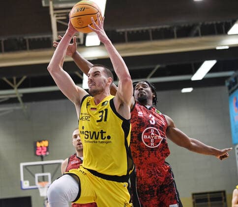 Basketball 2. Bundesliga 2021 2022 6. Spieltag 24.09.2021 in Rottenburg Tigers Tuebingen - Bayer Giants Leverkusen Daniel Keppeler (li, Tigers) gegen Quentin Goodin (re, Leverkusen)