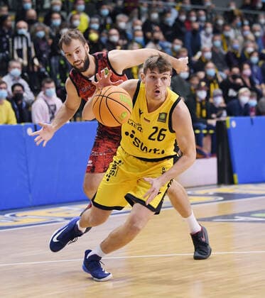 Basketball 2. Bundesliga 2021 2022 6. Spieltag 24.09.2021 in Rottenburg Tigers Tuebingen - Bayer Giants Leverkusen Till Joenke (vorn, Tigers) gegen JJ Mann (hinten, Leverkusen)
