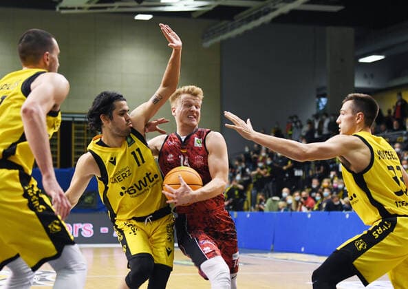 Basketball 2. Bundesliga 2021 2022 6. Spieltag 24.09.2021 in Rottenburg Tigers Tuebingen - Bayer Giants Leverkusen Erol Ersek (2.v. li, Tigers) gegen Luis Figge (2.v.re, Leverkusen) und Ryan Richard Mikesell (re, Tigers)