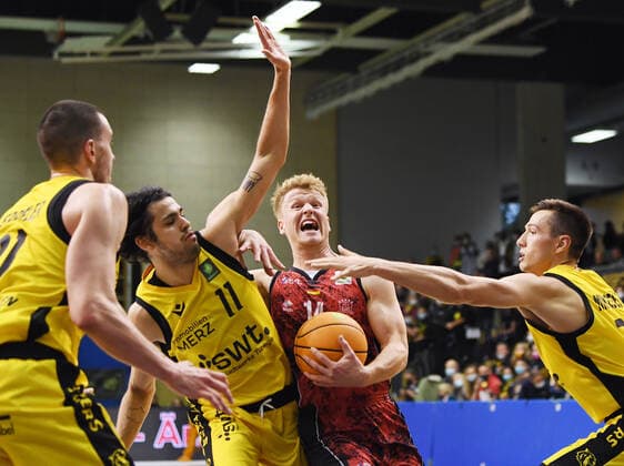 Basketball 2. Bundesliga 2021 2022 6. Spieltag 24.09.2021 in Rottenburg Tigers Tuebingen - Bayer Giants Leverkusen Erol Ersek (2.v. li, Tigers) gegen Luis Figge (2.v.re, Leverkusen) und Ryan Richard Mikesell (re, Tigers) sowie Daniel Keppeler (li, Tigers)