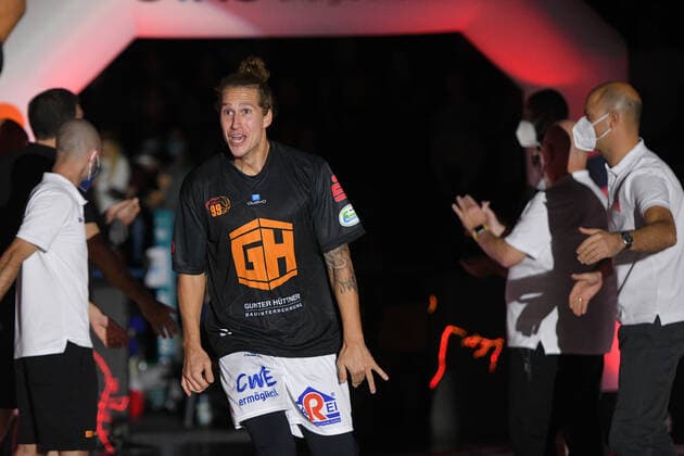 Malte Ziegenhagen (Niners Chemnitz) beim einlaufen, Niners Chemnitz vs. Ratiopharm Ulm, 24.10.2021, easycredit Basketball Bundesliga, GER, Saison 2021 2022 Niners Chemnitz vs. Ratiopharm Ulm, 24.10.2021, easycredit Basketball Bundesliga, GER, Saison 2021 2022 Chemnitz Copyright: xBertxHarzer xEibner-xPressefotox