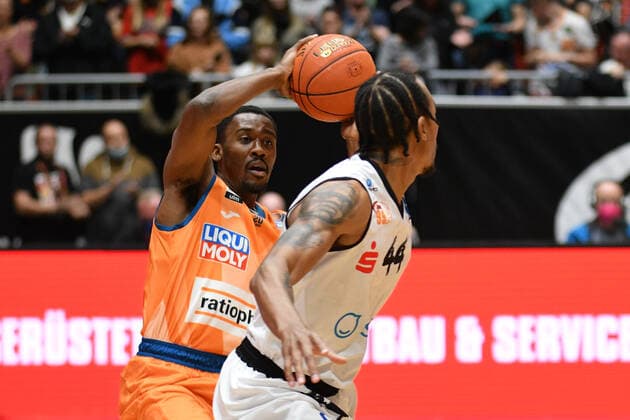 Semaj Christon (Ratiopharm Ulm) hinten und Darion Atkins (Niners Chemnitz) vorn, Niners Chemnitz vs. Ratiopharm Ulm, 24.10.2021, easycredit Basketball Bundesliga, GER, Saison 2021 2022 Niners Chemnitz vs. Ratiopharm Ulm, 24.10.2021, easycredit Basketball Bundesliga, GER, Saison 2021 2022 Chemnitz Copyright: xBertxHarzer xEibner-xPressefotox