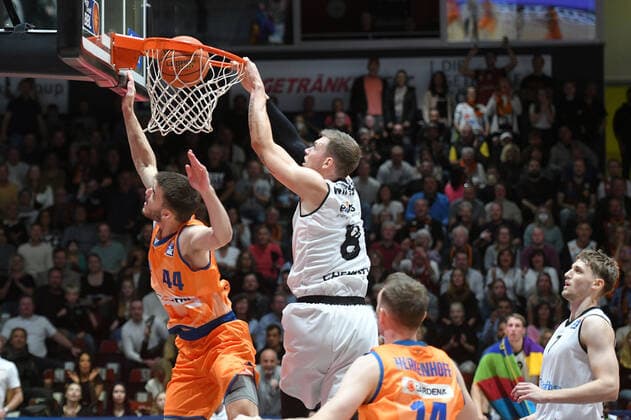 Jan Niklas Wimberg (Niners Chemnitz) Mitte und Fedor Zugic (Ratiopharm Ulm) li., Niners Chemnitz vs. Ratiopharm Ulm, 24.10.2021, easycredit Basketball Bundesliga, GER, Saison 2021 2022 Niners Chemnitz vs. Ratiopharm Ulm, 24.10.2021, easycredit Basketball Bundesliga, GER, Saison 2021 2022 Chemnitz Copyright: xBertxHarzer xEibner-xPressefotox