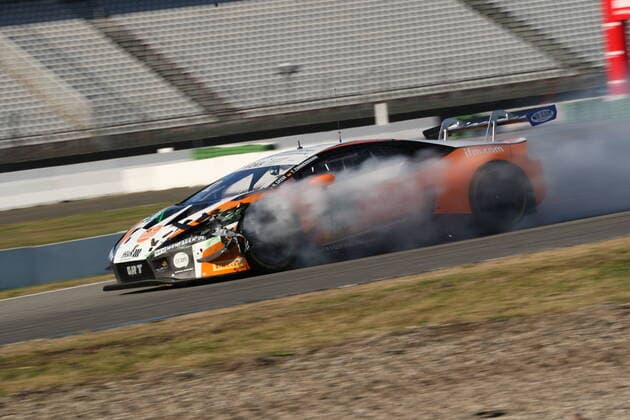 Bilder des Jahres 2021, Sport 10 Oktober Sport Themen der Woche KW42 Sport Bilder des Tages 82 Tim Zimmermann (DEU) Hugo Sasse (DEU), Lamborghini Huracan GT3 Evo, Grasser Racing (AUT) mit starker Rauchentwicklung am linken Vorderreifen nach einer Kollision,ADAC GT Masters, Hockenheimring, Rennen 2 Sonntag, 24.10.2021 - ADAC GT Masters, Hockenheimring, Rennen 2 Sonntag, 24.10.2021 Hockenheim *** 82 Tim Zimmermann DEU Hugo Sasse DEU , Lamborghini Huracan GT3 Evo, Grasser Racing AUT with heavy smoke on the left front tyre after a collision,ADAC GT Masters, Hockenheimring, Race 2 Sunday, 24 10 2021 ADAC GT Masters, Hockenheimring, Race 2 Sunday, 24 10 2021 Hockenheim Copyright: xAugstx xEibner-Pressefotox EP_jat