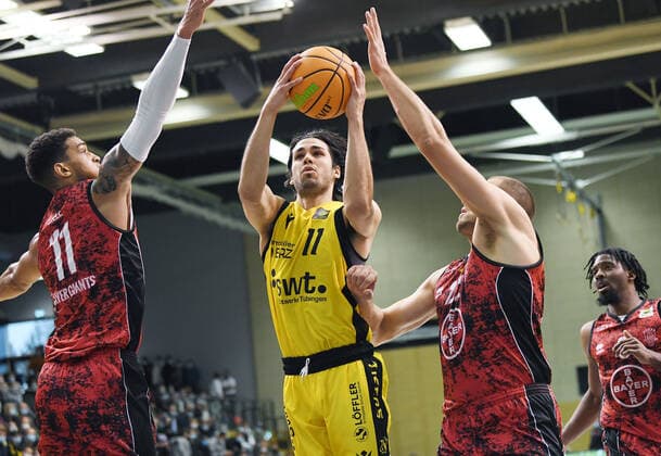 Basketball 2. Bundesliga 2021 2022 6. Spieltag 24.09.2021 in Rottenburg Tigers Tuebingen - Bayer Giants Leverkusen Erol Ersek (Mitte, Tigers) gegen Ferenc Gille (re, Leverkusen) und Dennis Heinzmann (re, Leverkusen)