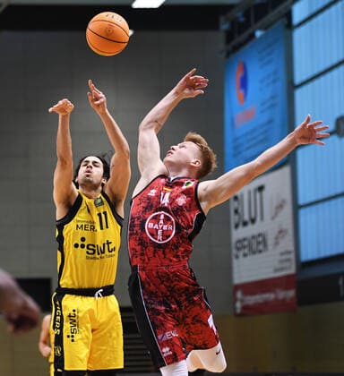 Basketball 2. Bundesliga 2021 2022 6. Spieltag 24.09.2021 in Rottenburg Tigers Tuebingen - Bayer Giants Leverkusen Erol Ersek (li, Tigers) gegen Luis Figge (re, Leverkusen)