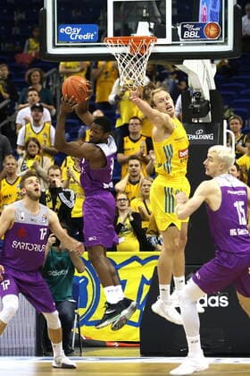 DEU, BBL, ALBA vs. Goettingen, 24.10.2021, Mercedes-Benz-Arena, Berlin, DEU, BBL, ALBA vs. Goettingen, im Bild Luke Sikma (ALBA Berlin 43), Philipp Hartwich (Goettingen 15), Kamar Baldwin (Goettingen 44), Mathis Moenninghoff (Goettingen 17),