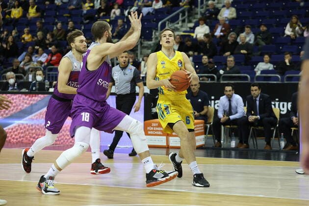 DEU, BBL, ALBA vs. Goettingen, 24.10.2021, Mercedes-Benz-Arena, Berlin, DEU, BBL, ALBA vs. Goettingen, im Bild Malte Delow (ALBA Berlin 6), Harper Kamp (Goettingen 18)